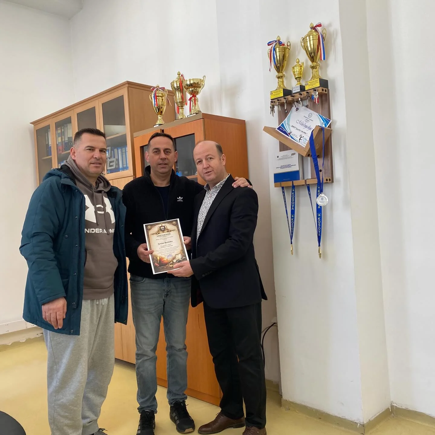 Me krenari të madhe njoftojmë se në Shkollën e Mesme Teknike “Lutfi Musiqi” – Vushtrri nderuam profesorin tonë Arsim Berisha, i cili është shpallur “Trajneri i Vitit” nga Komuna e Vushtrrisë. 🏆