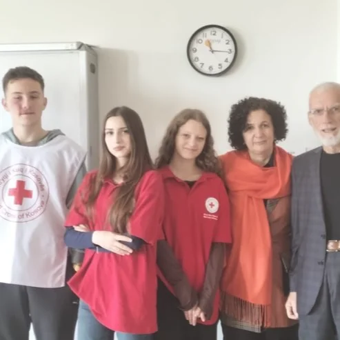 Në shkollën tonë u mbajt një ligjëratë ndërgjegjësuese për dhunën në familje dhe rreziqet nga substancat narkotike (droga), në bashkëpunim me stafin policor të Vushtrrisë. Nxënësit patën mundësinë të 